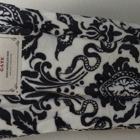 Crimson Gate printed microvelour throw - Picture 4 of 9